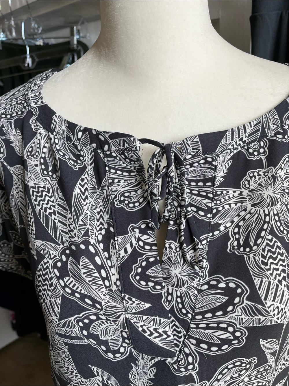 Women's Slate Gray & White Tie-Neck Floral Print Top